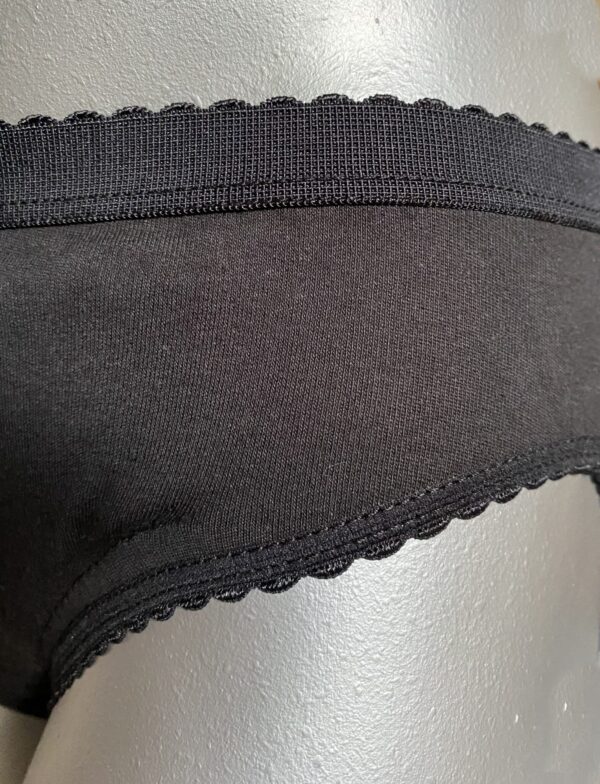 majtki na lekkie nietrzymanie moczu do prania czarne niewysokie na szarym manekinie