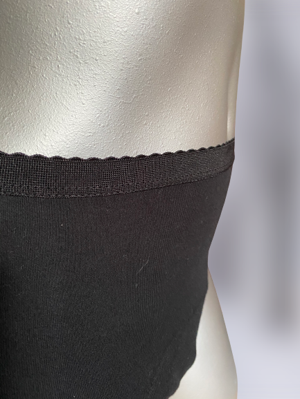 wielorazowe majtki na spore nietrzymanie moczu czarne proste głębokie na szarym manekinie